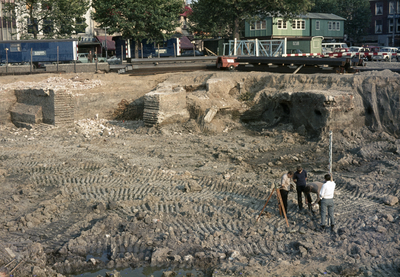 801622 Gezicht in de bouwput op het Vredenburg te Utrecht, tijdens archeologische onderzoekingen.